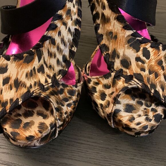 BKE Size 7 platform open toe strappy heels. Animal print - Picture 6 of 12